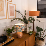 Pied Terra Nude avec abat-jour Honeysuckle D25 cm et abat-jour Plumetis noisette D40 cm