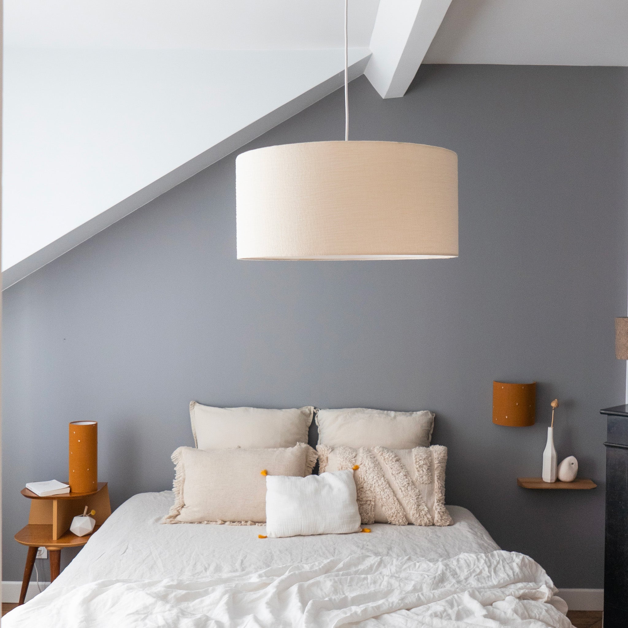 Suspension Gaze écru D50 cm et gamme Stardust ochre