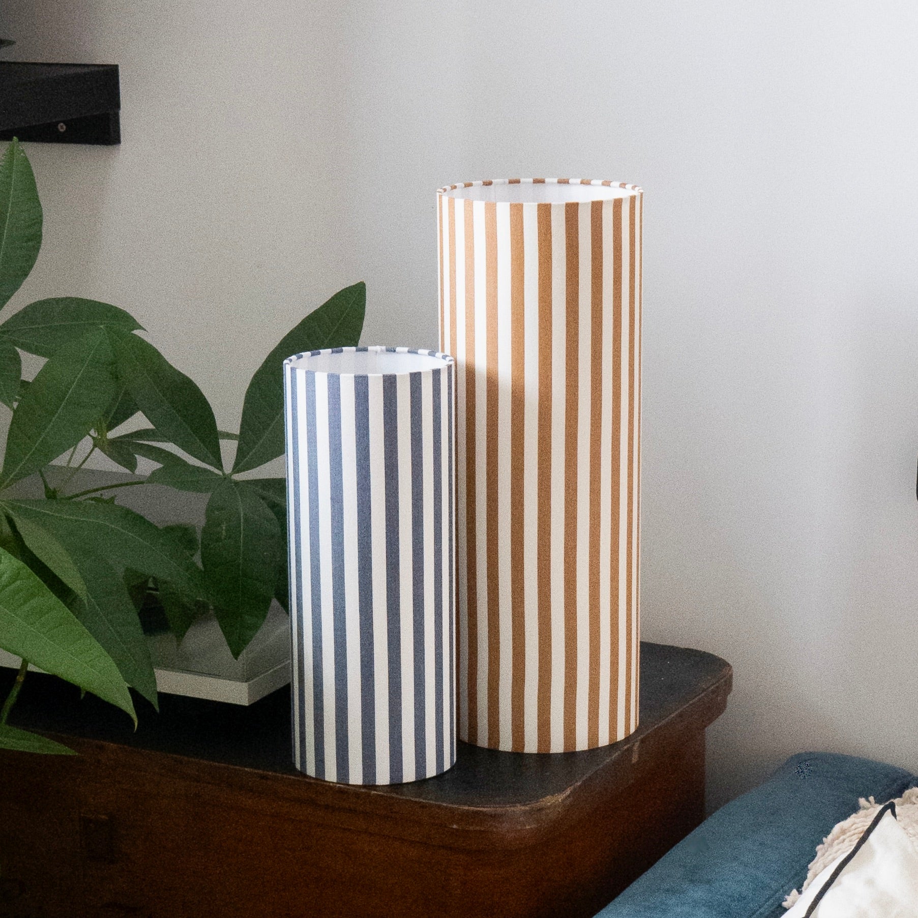 Lampe Sunray Wide cobalt M et lampe Sunray Wide ochre L