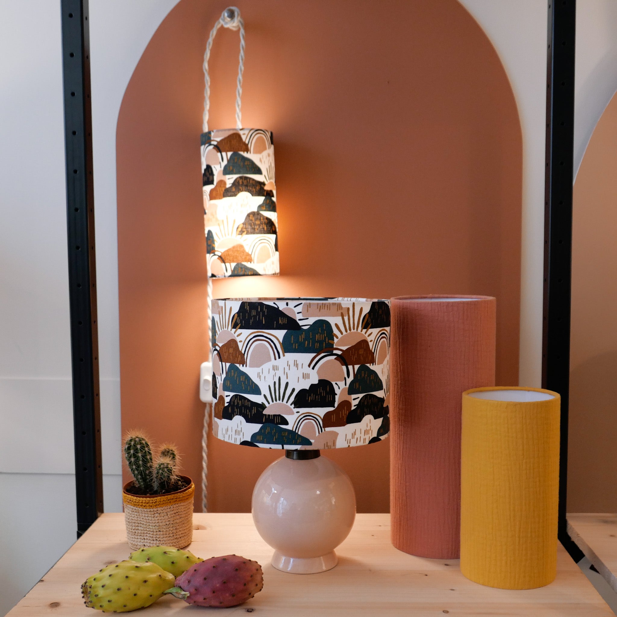 Baladeuse Dune S et abat-jour Dune avec lampe Gaze marsala et Gaze moutarde