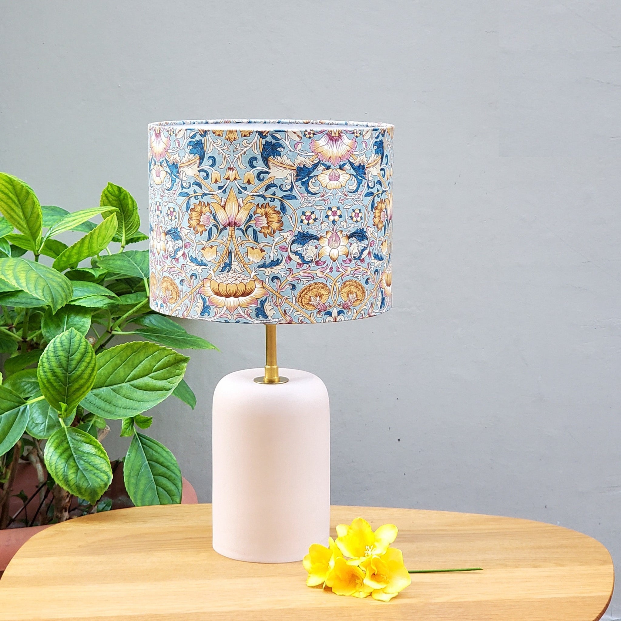 Abat-jour Sur Mesure Style Vintage William Morris 'Brer Rabbit' - Tissu Bleu Et Blanc - Diamètre 22 Cm