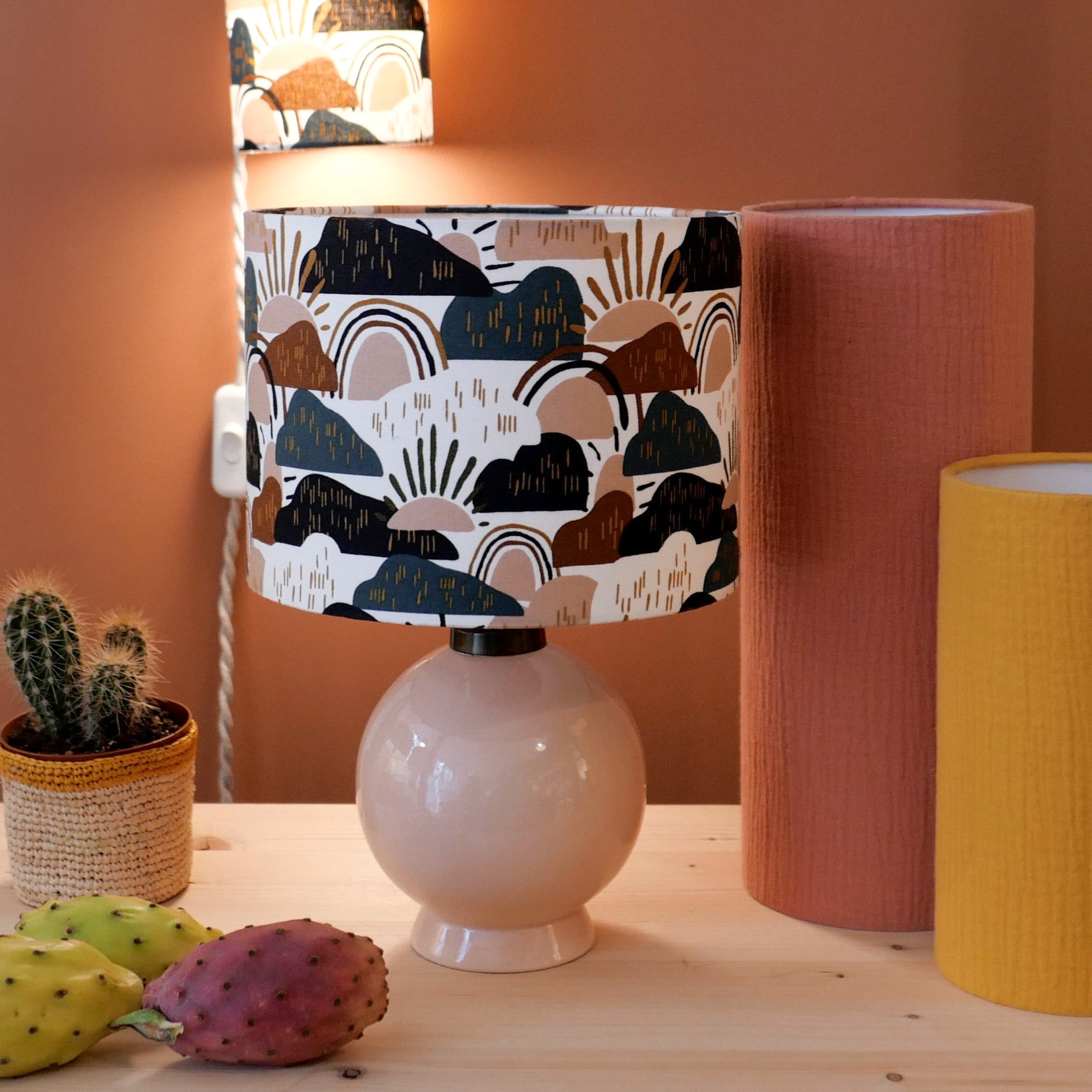 Abat-jour Dune D20 cm et lampes tubes Gaze marsala et Gaze moutarde