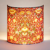 Applique murale demi lune tissu W. Morris Lodden rouge