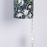 Lampe Baladeuse tissu W. Morris Golden Lily navy