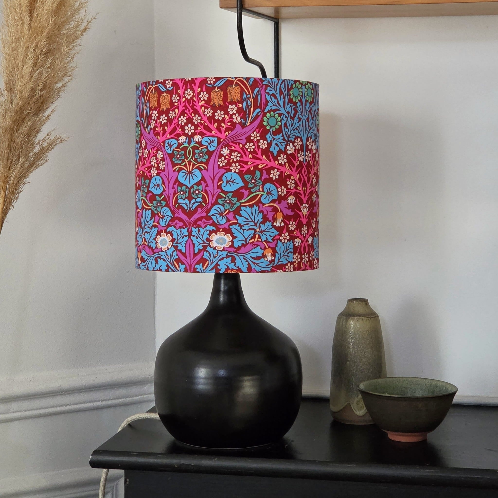 Lampe Terra Black avec abat-jour W. Morris Blackthorn rouge D20 cm HAUT