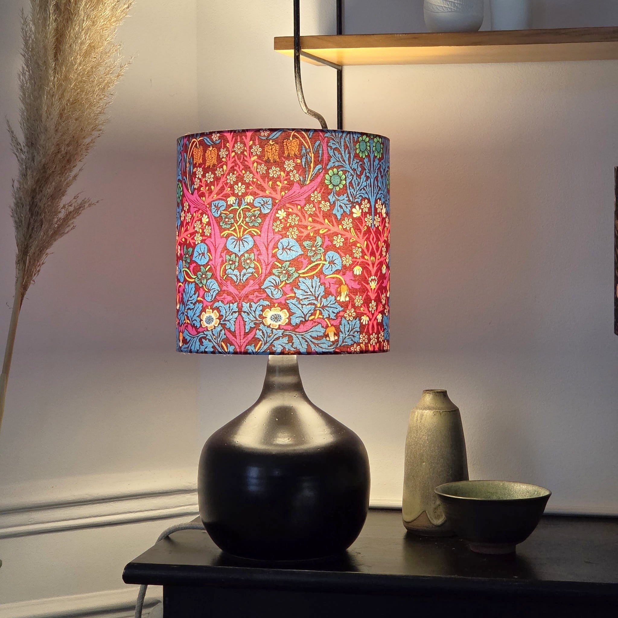 Lampe Terra Black avec abat-jour Blackthorn rouge D20 cm HAUT