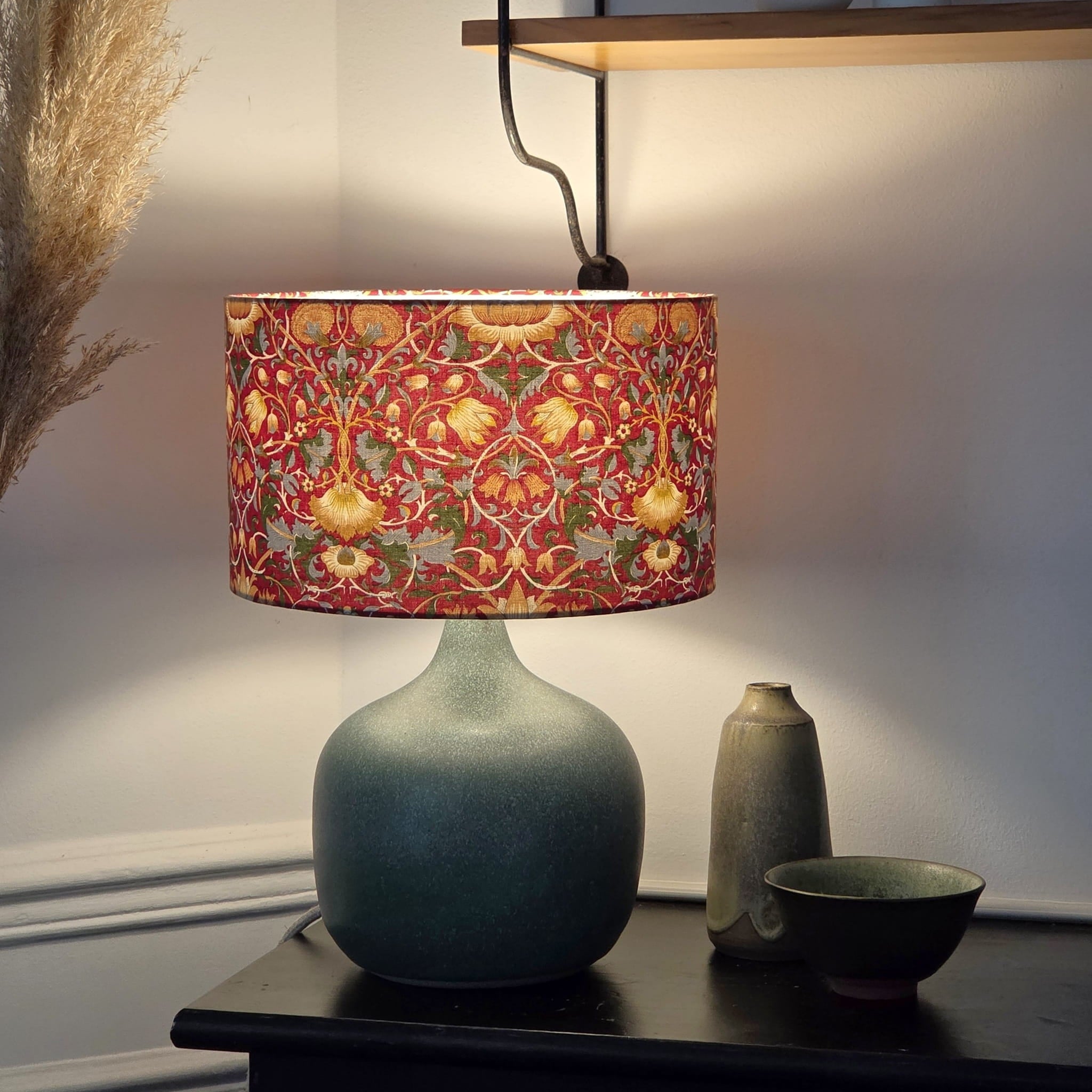 Lampe Terra Turquoise avec abat-jour Lodden rouge D25 cm