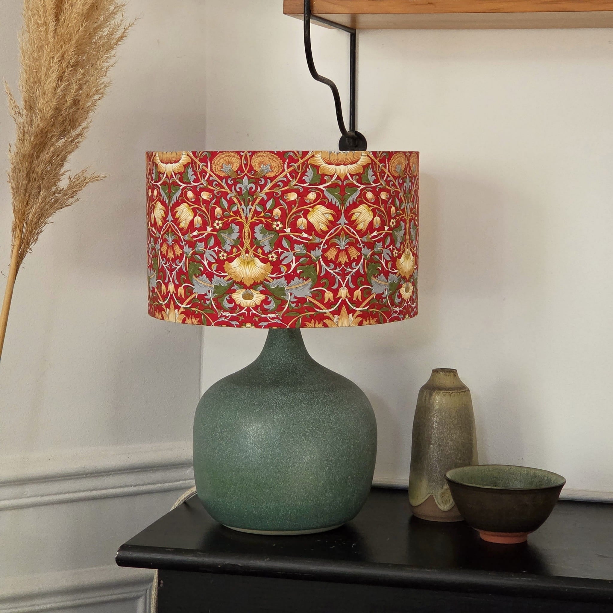 Lampe Terra Turquoise avec abat-jour Lodden rouge D25 cm
