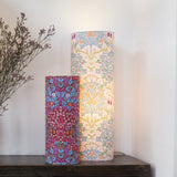 Lampe tube à poser tissu W. Morris Blackthorn rose
