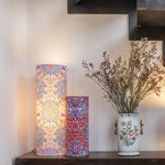 Lampe XXL Blackthorn rose et lampe L Blackthorn rouge.