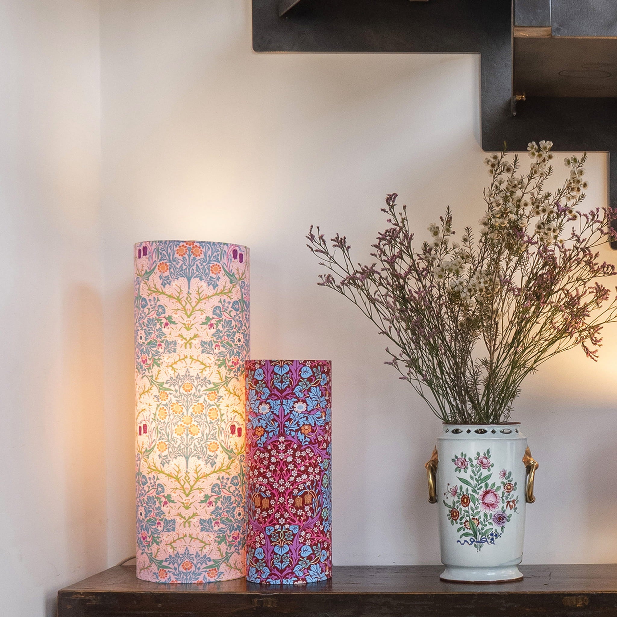 Lampe XXL Blackthorn rose et lampe L Blackthorn rouge.